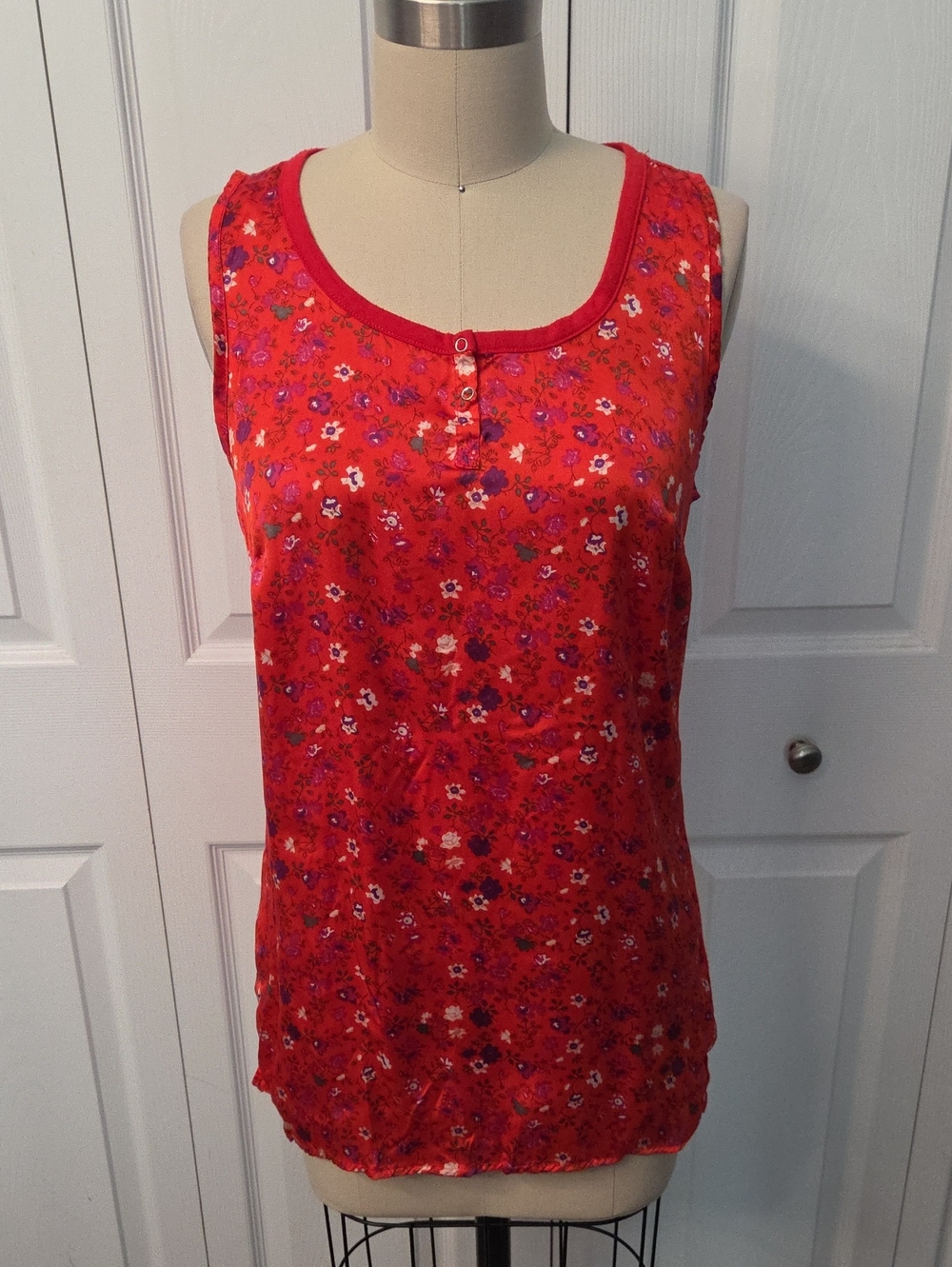 Red Floral Scoop-Neck Tank with Button Detail, Size Small, Like New Condition